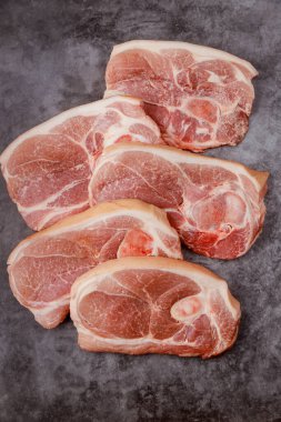 Kesilmiş çiğ domuz omuzu ve koyu renkli baharatlar. Üst görünüm.