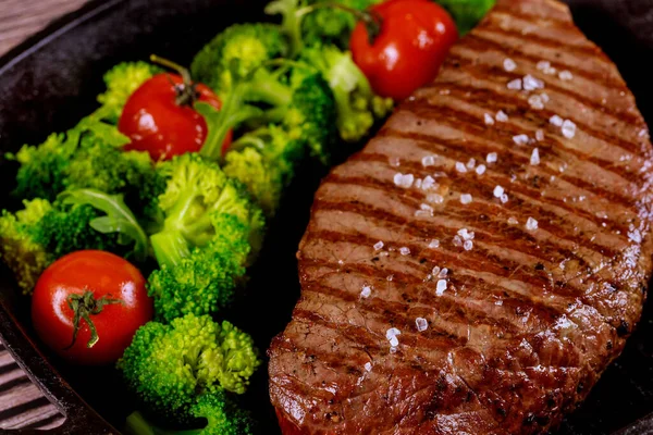 Gegrilltes Mittelseltenes Rinderhacken Mit Meersalz Brokkoli Und Tomaten Auf Der — Stockfoto