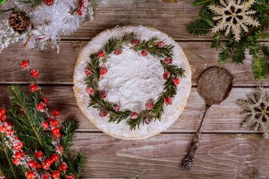 Çam dallı Noel turtası ve ahşap masanın üstünde kızılcık..