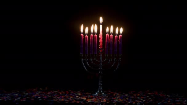 Roze kaarsen op menorah en confetti op zwarte achtergrond. Joodse feestdag Chanoeka. — Stockvideo