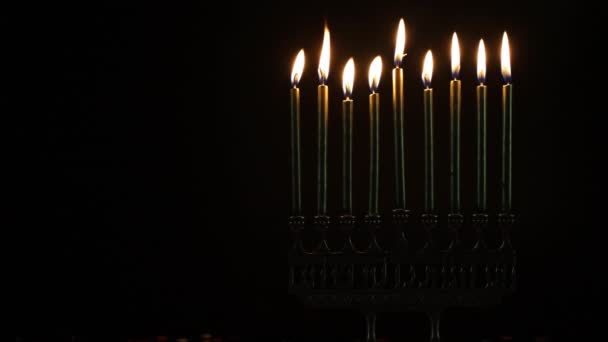 Menóra égő gyertyákkal Hanuka zsidó ünnep. — Stock videók