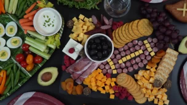 Delicioso tablero de charcutería y verduras para el juego de fútbol americano. — Vídeos de Stock