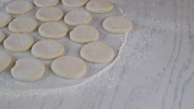 Çörek yapmak için hamur çemberlerini kes..