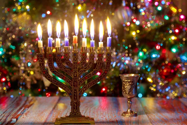 メノアと焦点を当てた色のライトと輝きの背景にろうそくとHanukka背景 — ストック写真