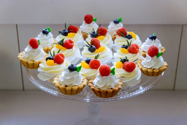 Mini Pavlova Koláče Šlehačkou Čerstvým Ovocem Mini Dezert — Stock fotografie