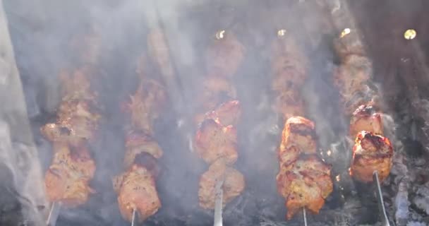 야외의 곡괭이 위에 구운 고기 국물을 뿌려 놓은 모습. — 비디오