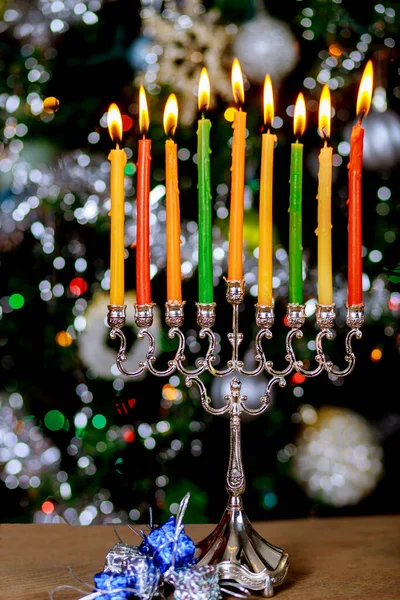 为光明节在光彩夺目的彩灯背景上在天秤座上点燃蜡烛 犹太人假日 — 图库照片