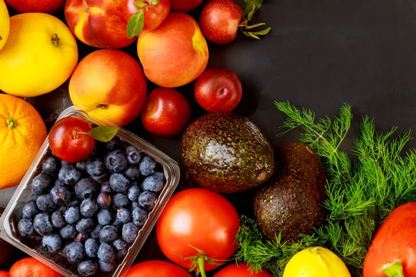 黒の背景に健康的な果物や野菜 食事又はケト料理 — ストック写真