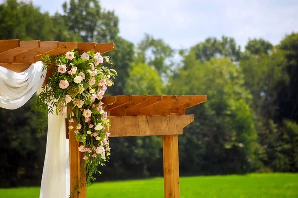 Bröllopsdekoration Arrangemang Färska Natur Blommor Utanför — Stockfoto