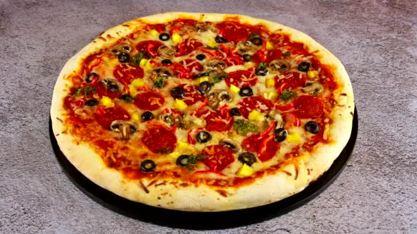 Pizza suprema com azeitonas pretas e pepperoni. Fechar. — Vídeo de Stock