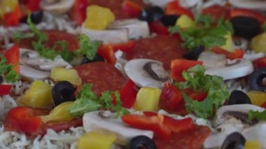 Mantarlı çiğ pizza, pepperoni ve ananas..