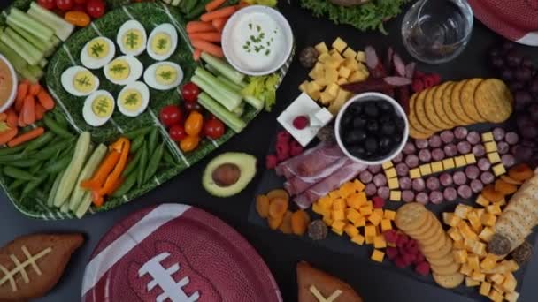 Amerikaans voetbal spel catering voedsel voor feest. — Stockvideo