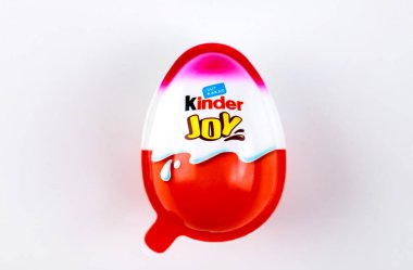 4 Mayıs 2021. - New York. İçinde küçük bir oyuncak olan pembe çikolata yumurtası Kinder Joy..
