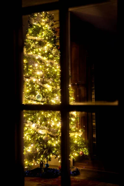 Weihnachtsbaum Mit Weißen Defokussierten Lichtern Durch Ein Fenster — Stockfoto