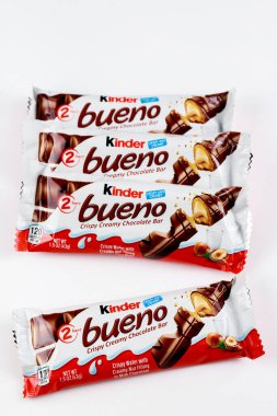 4 Mayıs 2021. - New York. Kinder bueno gofreti beyaz arkaplanda çikolata çubukları.