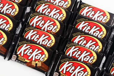 4 Mayıs 2021. - New York. Koyu çikolata kaplı Kit Kat gofreti..