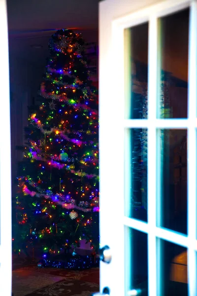 Durch Eine Offene Tür Weihnachtsbaum Mit Bunten Lichtern — Stockfoto