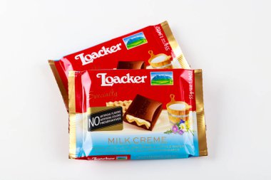 4 Mayıs 2021. - New York. Beyaz izole arkaplanda loacker sütlü çikolatalar.