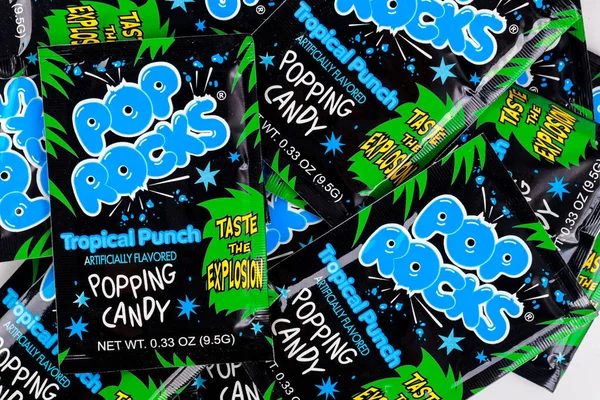 4 Mayıs 2021. New York, ABD. Beyaz arka planda ekşi şekerleme Pop Rocks tropik punç.