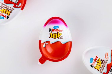 4 Mayıs 2021. - New York. Beyaz arka planda sürpriz oyuncağı olan Neşe Çikolatası Yumurtaları.