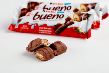 4 Mayıs 2021. - New York. Kremalı ve fındıklı Kinder Bueno çikolatası..