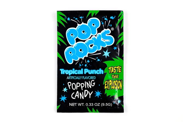 4 Mayıs 2021. New York, ABD. Pop Rocks paketi beyaz arka planda tropikal punç şekeri.