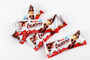 4 Mayıs 2021. - New York. Kremalı ve fındıklı Kinder Bueno çikolatası..