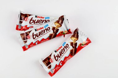 4 Mayıs 2021. - New York. Kremalı ve kremalı fındıklı Kinder Bueno çikolatasının en iyi manzarası..