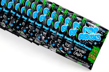 4 Mayıs 2021. New York, ABD. Beyaz arka planda şeker patlatan Pop Rocks tropikal punç.