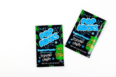 4 Mayıs 2021. New York, ABD. Beyaz arka planda iki paket Pop Rocks tropikal punç şekeri.