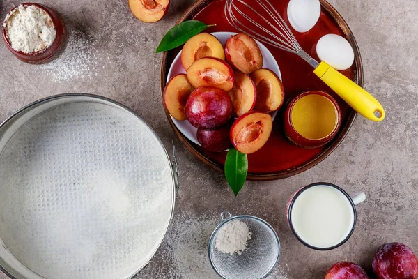 Proceso Cocción Ingredientes Huevos Batidor Ciruela Bandeja Para Hornear Superficie — Foto de Stock