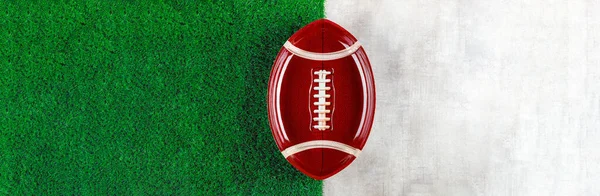 白と緑の背景にアメリカのサッカーボールプレートのシンボル バナーコピースペース — ストック写真
