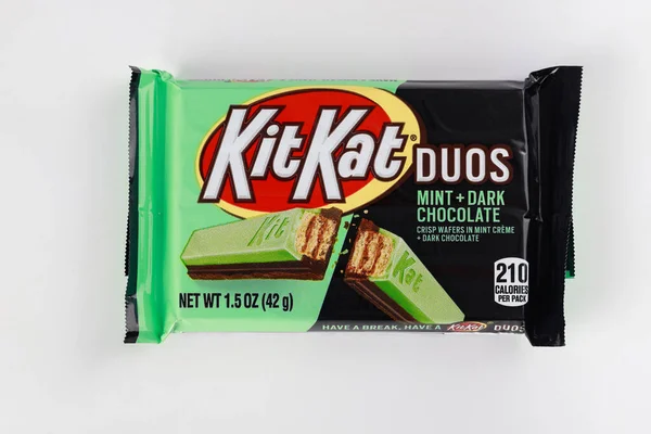 May 2021 New York Kit Kat Duos Wafer Bar Coated — стокове фото