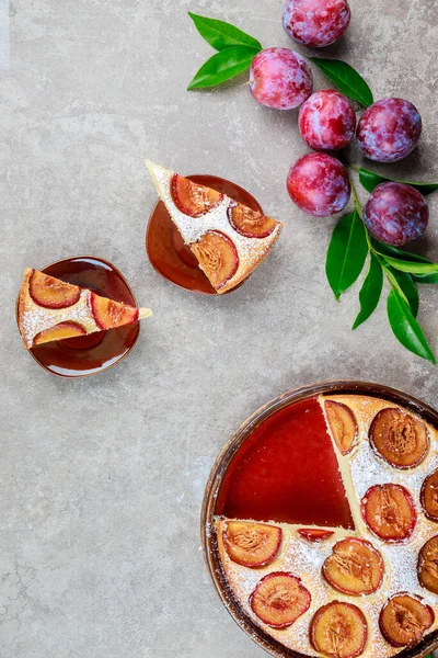 Pastel Ciruela Roja Casero Rodajas Cubierto Con Azúcar Polvo — Foto de Stock