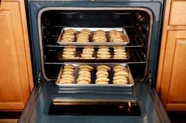 Fırında pişmiş hilal kurabiyeli elektrikli fırın.