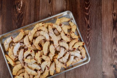 Reçelli ve pudra şekerli fırınlanmış hilal kurabiyeleri..