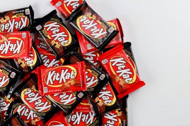 4 Mayıs 2021. - New York. Koyu kahve ve sütlü çikolata kaplı Kit Kat gofreti..