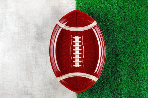 Зеленая Трава Американским Футбольным Мячом Футбольный Фон — стоковое фото