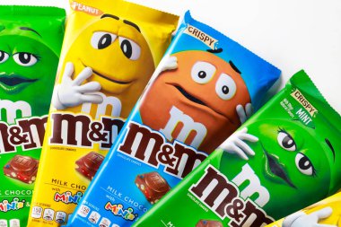 4 Mayıs 2021. New York, ABD. Beyaz arka planda taze pirinç izole edilmiş renkli çikolatalı MM 'ler..