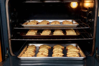 Fırın tepsisi ve fırında pişmiş hilal kurabiyeleri..