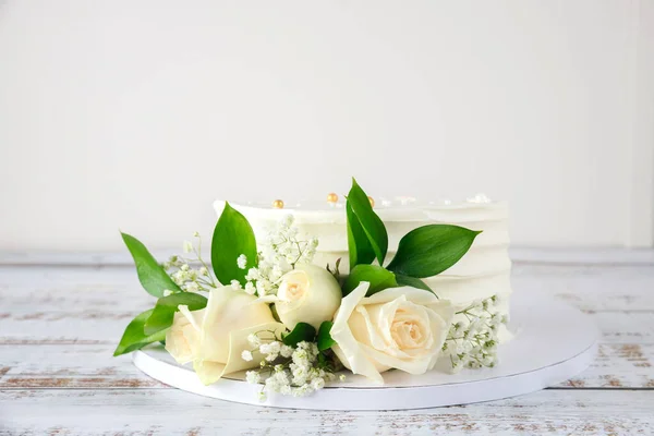 Bolo Aniversário Com Rosas Brancas Sobre Fundo Madeira Branca — Fotografia de Stock