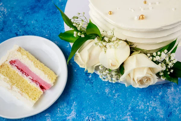 Cut Strawberry Wedding Cake White Roses Blue Background — Stock Photo, Image