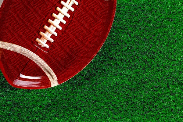 緑の芝生の上にアメリカのサッカープレートと背景 トップ表示 — ストック写真