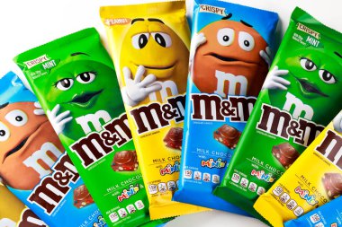 4 Mayıs 2021. New York, ABD. Beyaz arka planda taze pirinç izole edilmiş renkli çikolatalı MM 'ler..