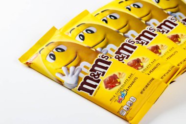 4 Mayıs 2021. New York, ABD. Beyaz arka planda fıstıklı sütlü çikolata..