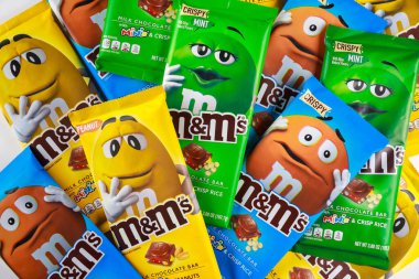 4 Mayıs 2021. New York, ABD. Beyaz arka planda taze pirinç izole edilmiş renkli çikolatalı MM 'ler..