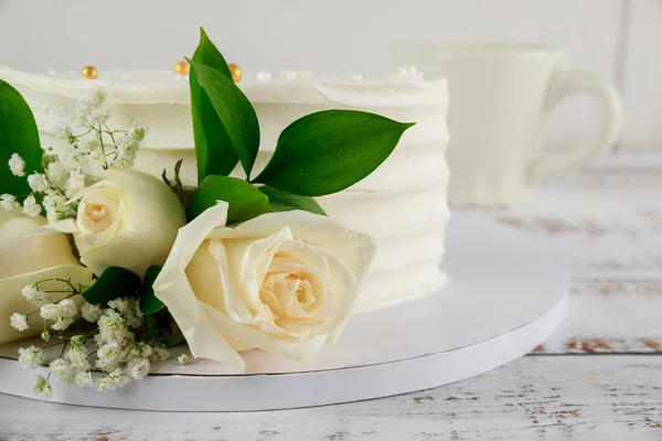 Schöne Geburtstagstorte Mit Weißen Rosen Auf Weißem Holzhintergrund — Stockfoto