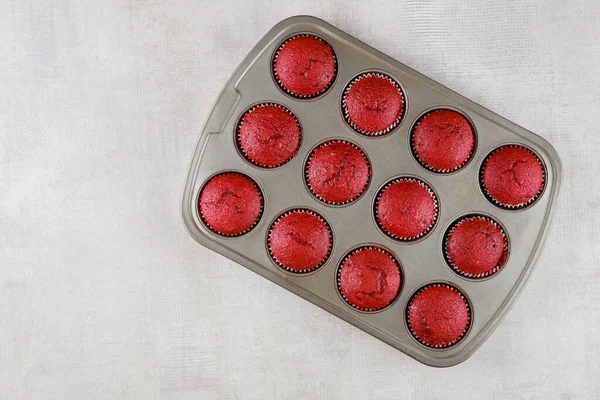 Douze Cupcakes Velours Rouge Dans Une Plaque Pâtisserie Sur Fond — Photo