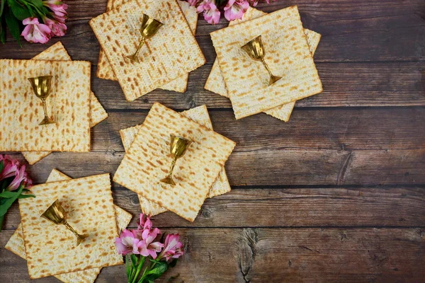 Joodse Matzoh Met Wijnkopjes Houten Rustieke Achtergrond Pascha Vakantie Concept — Stockfoto