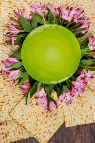 Samenstelling Met Matzo Brood Bord Roze Bloemen Bovenaanzicht Pascha Joodse — Stockfoto